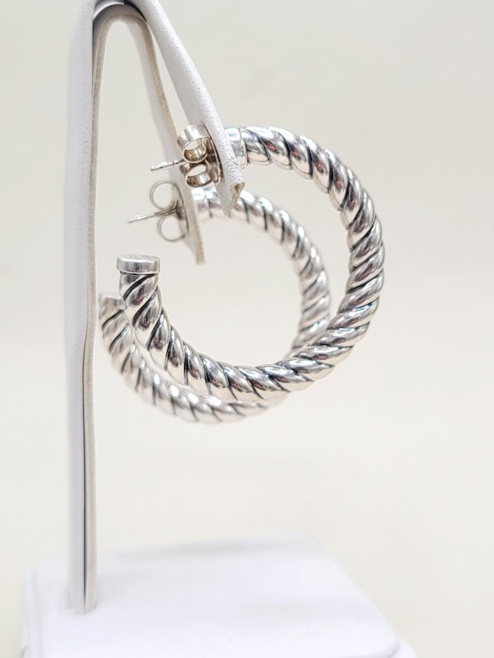 David Yurman Sculpted Hoop Earrings in Sterling Silver - Picture 4 of 8
